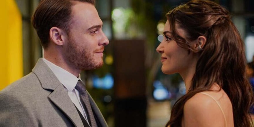 Hande Erçel, Türkiye'ye Döndü! Ünlü Oyuncu Koyduğu Fotoğraf İle Yine Şaşırtmadı