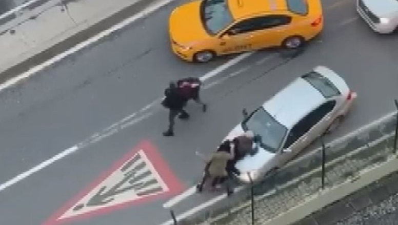 İstanbul Trafiğinde Yumruk Yumruğa Kavga
