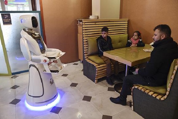 Afganistan’da Robot Garson İş Başı Yaptı