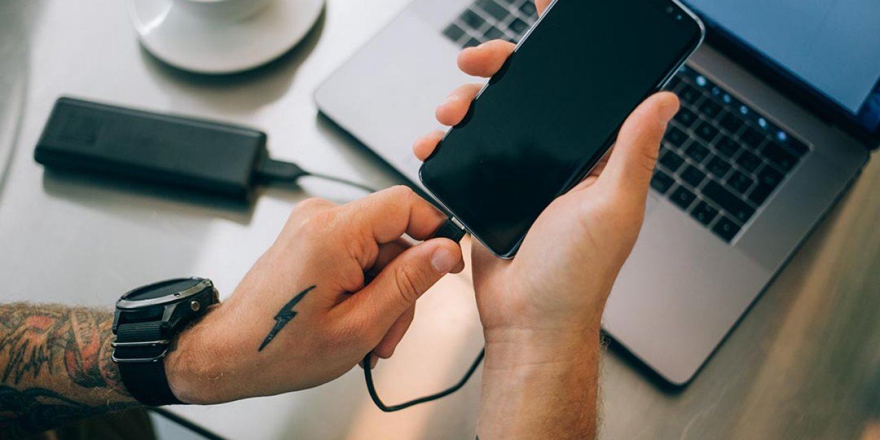 İQOO 10 Dakikada Şarj Eden Adaptör Çıkardı! Akıllı Telefonların Şarj Derdine Son Verdi!