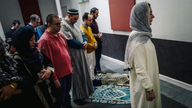 Kadın İmam Erkeklere Namaz Kıldırdı!