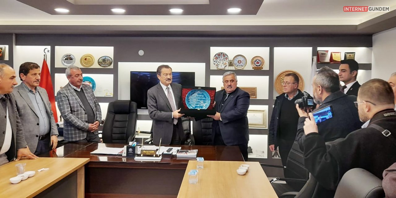 Eski Bakan Lutfullah Kayalar Çorum'da Yüzlerce Kişi Tarafından Karşılandı