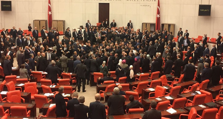 TBMM'de Yumruklar Konuşuyor!
