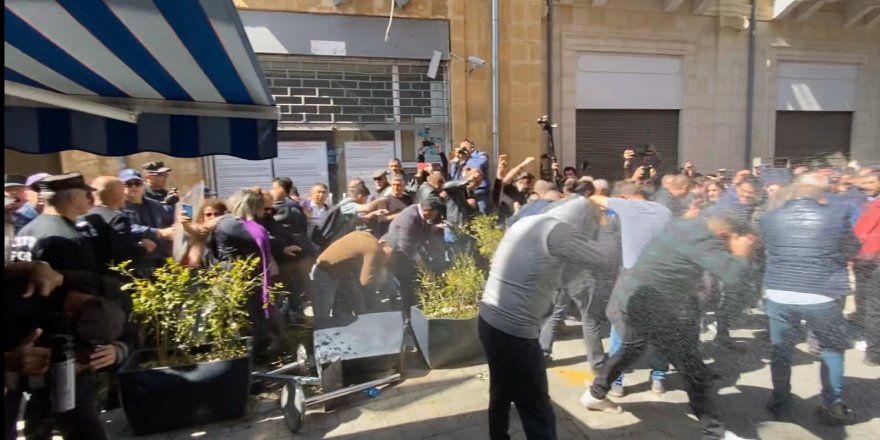 Kıbrıs karıştı! Rumlar sınır kapısını kapattı