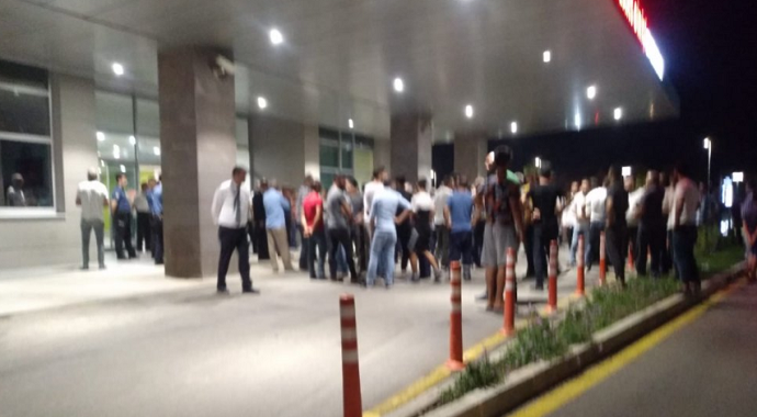 Hastane Önünde Kanlı Çatışma