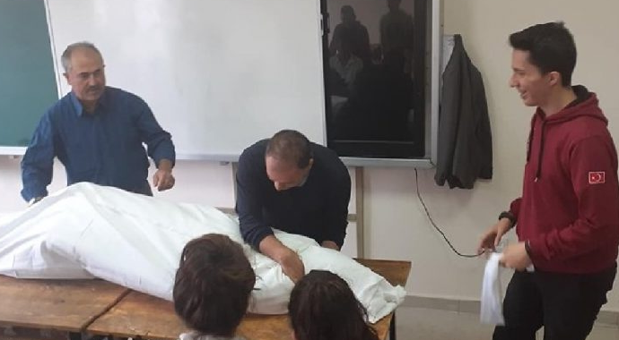 Okulda Öğretmenden Skandal Kefen Görüntüleri