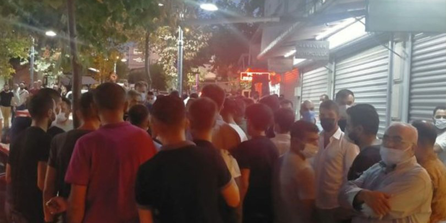 Manisa'da Halk toplanıp kuyumcuyu bastı