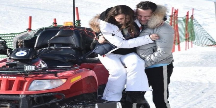 Merve Özbey’in Kırık Ayağı Kar Tatilini Yapmasına Engel Olmadı