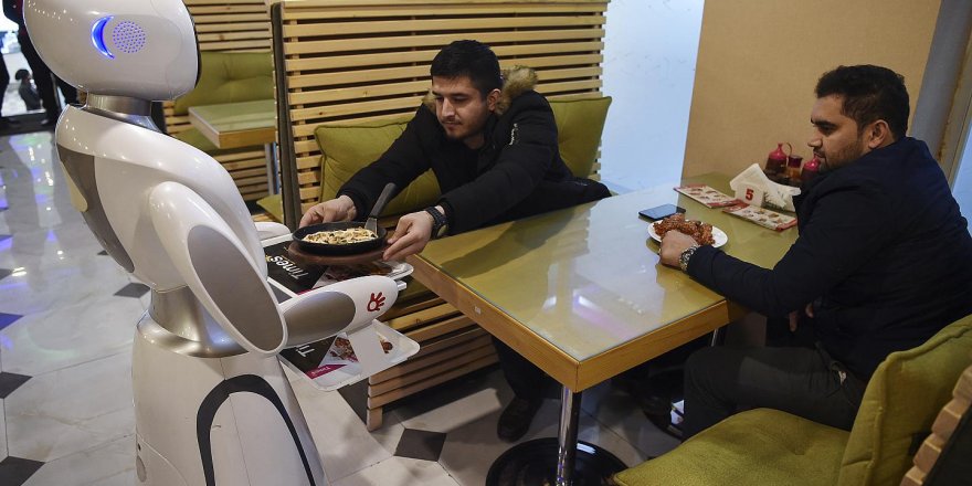 Afganistan’da Robot Garson İş Başı Yaptı