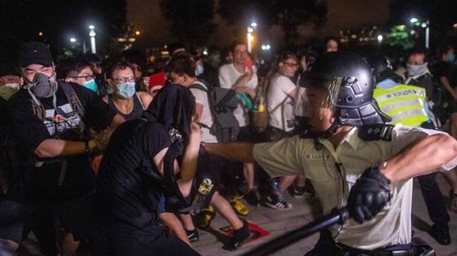 Hong Kong’da Eylemler Kanlı Devam Ediyor