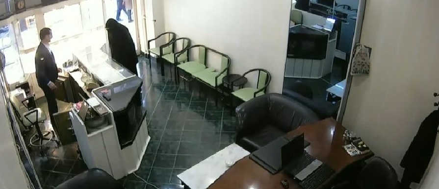 Çarşaflı Soyguncu Esnaflarca Yakalandı