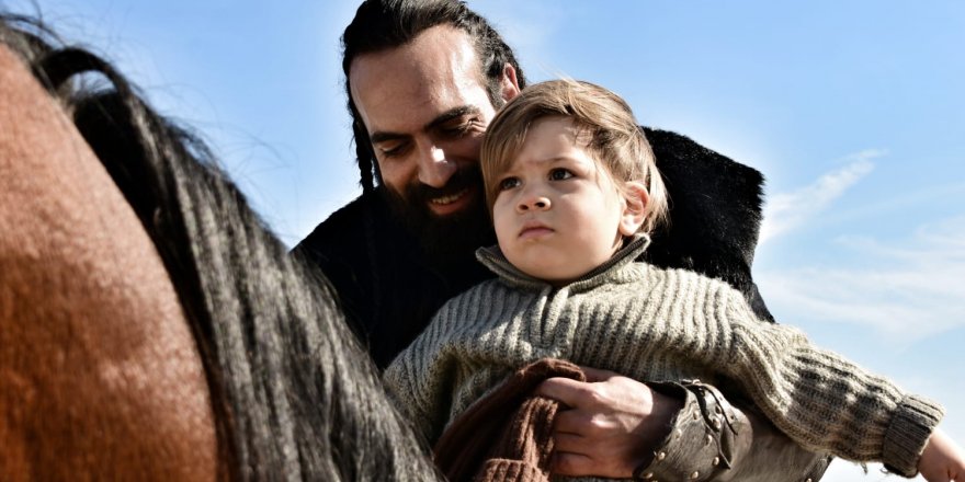 Buğra Gülsoy Uyanış'ın Setinde Oğluyla Turladı! Eğlenceli Anlar yaşattı