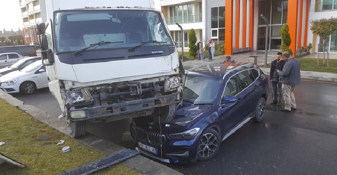 Yoldan Çıkan Kamyonet Lüks Aracın Üstüne Düştü